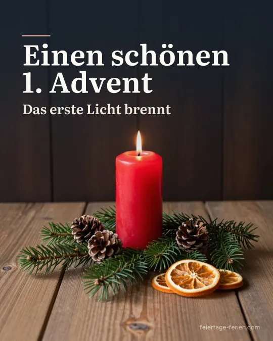 Eine brennende rote Stumpenkerze auf Tannenzweigen mit Zapfen und getrockneten Orangenscheiben auf einem alten Eichentisch