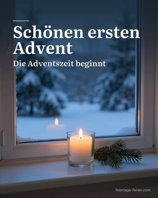 Eine brennende weiße Kerze in einem Glas auf der Fensterbank, draußen ein verschneiter Garten zur blauen Stunde