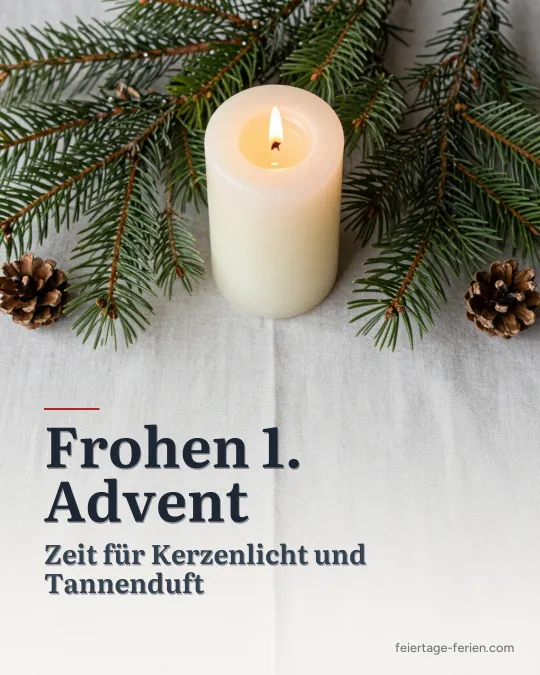 Eine brennende cremefarbene Stumpenkerze zwischen Tannenzweigen und Zapfen auf hellem Leinen, von oben fotografiert