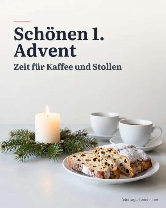 Eine brennende weiße Kerze in einem kleinen Tannenkranz neben Christstollen und zwei Kaffeetassen