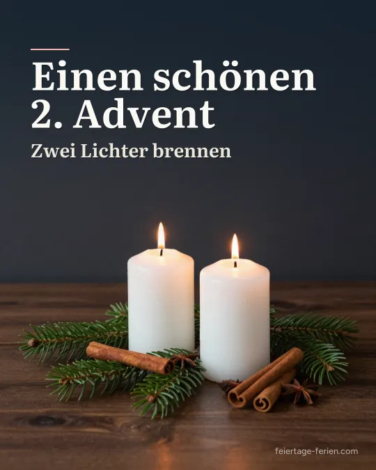 Zwei brennende weiße Stumpenkerzen auf Tannenzweigen mit Zimtstangen und Sternanis auf einem dunklen Holztisch