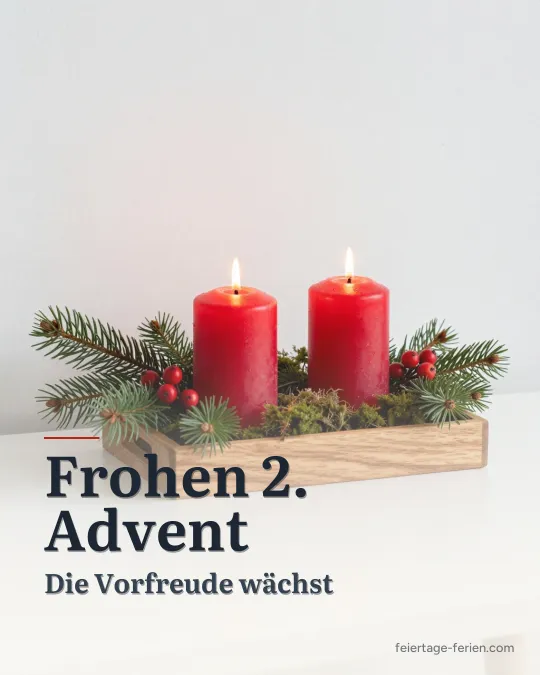 Zwei brennende rote Kerzen zwischen Tannenzweigen, roten Beeren und Moos auf einem Holztablett