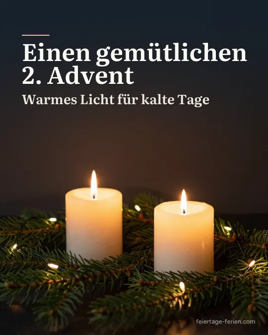 Zwei brennende elfenbeinfarbene Kerzen zwischen Tannenzweigen und kleinen Lichtern im dunklen Raum