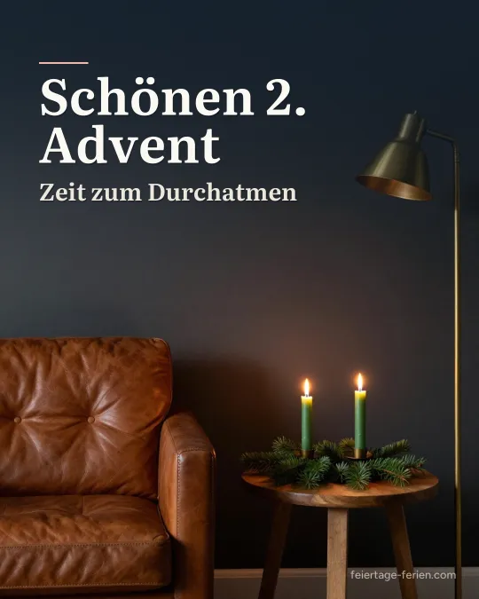 Zwei brennende grüne Kerzen auf Tannenzweigen neben einem Ledersessel im warmen Licht einer Stehlampe