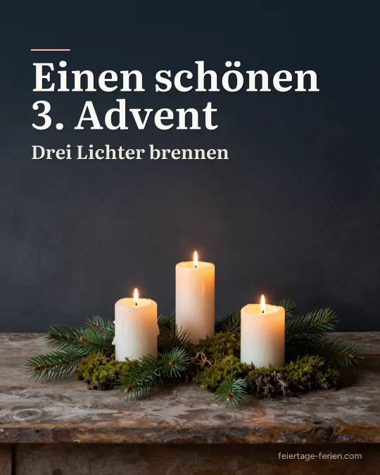 Drei brennende Bienenwachskerzen auf Tannenzweigen und Moos auf einem alten Bauerntisch