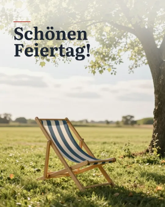 Leerer gestreifter Liegestuhl auf einer sonnigen Gartenwiese im Schatten eines Baums