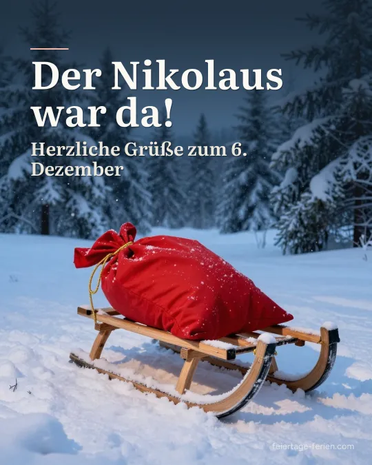 Roter Sack auf einem Holzschlitten im frischen Schnee in der Abenddämmerung