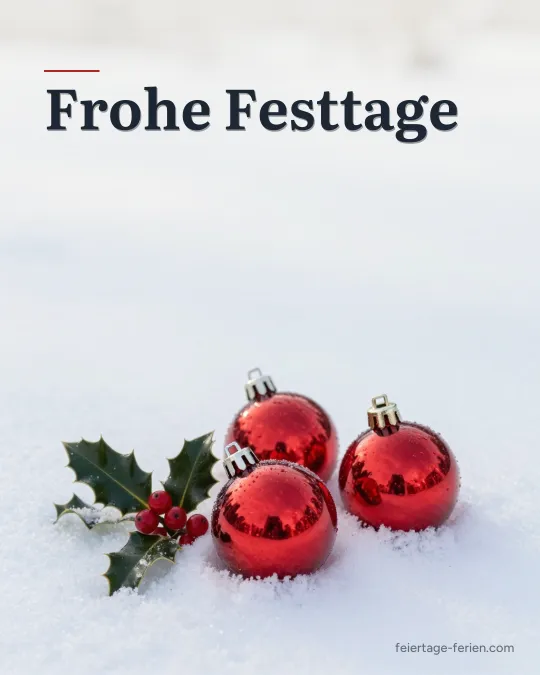 Drei rote Christbaumkugeln und ein Stechpalmenzweig im frischen Pulverschnee