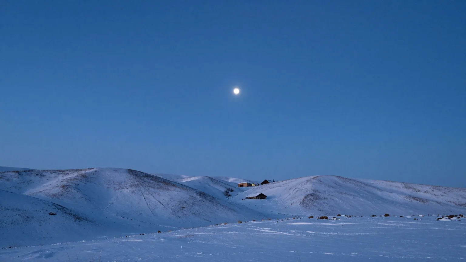Heller Abendstern über einer verschneiten Hügellandschaft mit einem einzelnen Hof